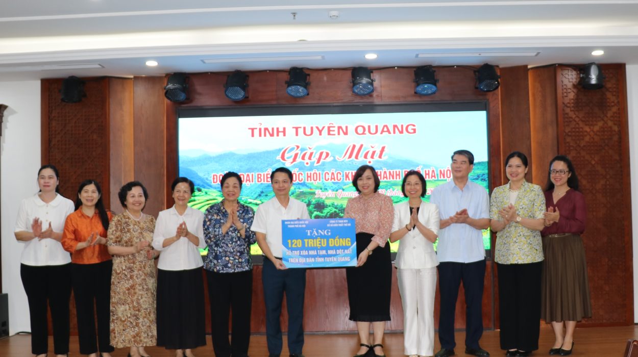 Công ty TNHH MTV xổ số kiến thiết TP. Hồ Chí Minh trao tặng 120 triệu đồng ủng hộ chương trình xóa nhà tạm, nhà dột nát tại tỉnh tuyên quang năm 2025